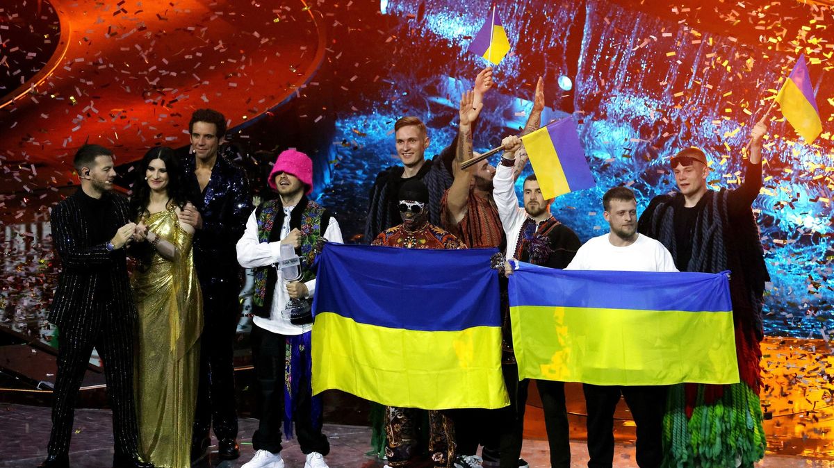 Vyhráli pro Ukrajinu. Teď trofej z Eurovize prodali, aby pomohli armádě